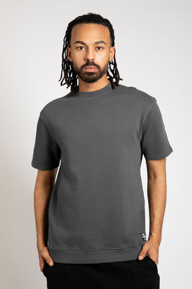 تيشيرت رجالي كاجوال بلون موحد – بياقة دائرية مع تفاصيل مضلعة على الأطراف، أكمام قصيرة