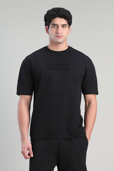 تيشيرت بياقة دائرية وتفاصيل بارزة