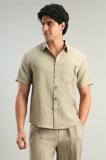 قميص بأكمام قصيرة وأزرار أمامية