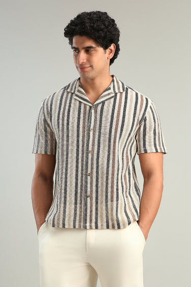 قميص مخطط بأكمام قصيرة