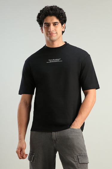 تيشيرت بطباعة جرافيك خلفية