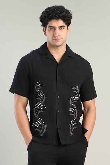 قميص مطرز بأكمام قصيرة