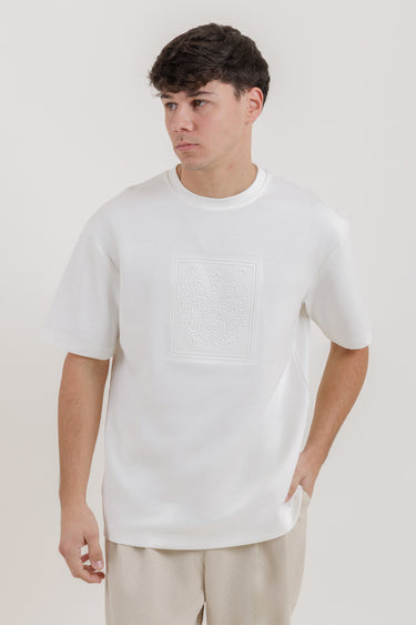 تيشيرت بأكمام قصيرة مع نقش بارز