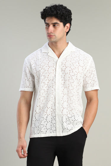 قميص بأكمام قصيرة ونسيج مفرغ