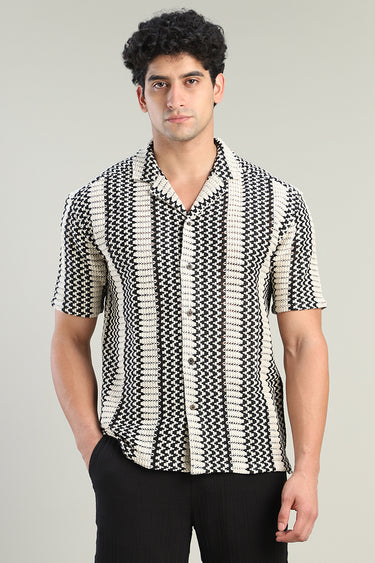 قميص بنقشة بارزة وأكمام قصيرة