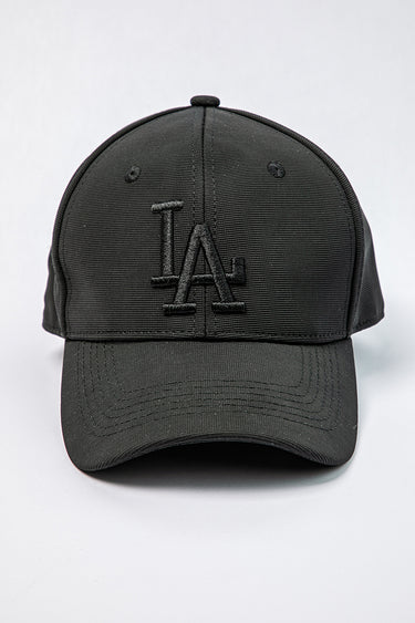 قبعة كاب بشعار مطرّز