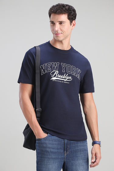 تيشيرت بأكمام قصيرة بطبعة أمامية