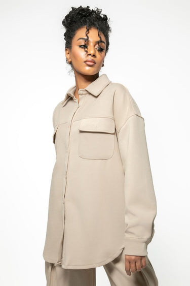 قميص نسائي بلون موحد وجيوب قلاب