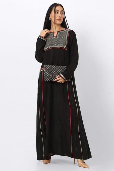 فستان نسائي بنمط تطريز ليوم التأسيس