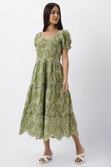 فستان نسائي بفتحات تطريز مخرمة