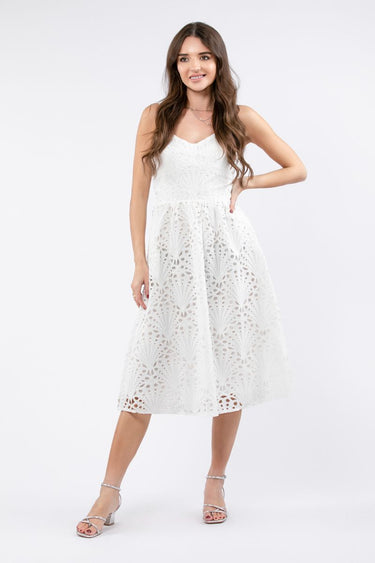 فستان نسائي بدون أكمام وبفتحات تطريز مخرمة