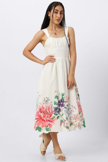 فستان نسائي بدون أكمام ونمط ورود