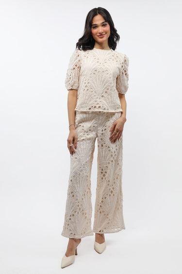 بنطلون نسائي فضفاض بفتحات تطريز مخرمة