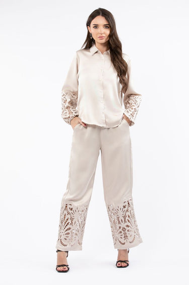 بنطلون نسائي فضفاض وبفتحات تطريز مخرمة