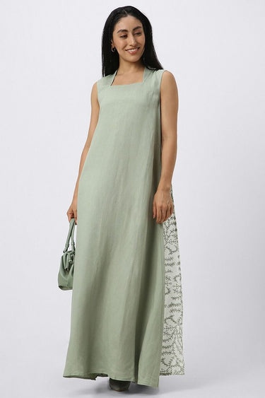 فستان نسائي ماكسي بتطريز من الجهة الخلفية