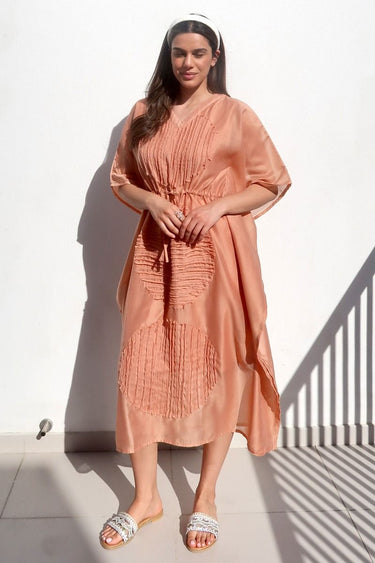 فستان نسائي بخطوط نسيج مدروزة