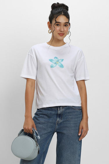 تيشيرت نسائي كاجوال – بأكمام قصيرة وطبعة من الأمام