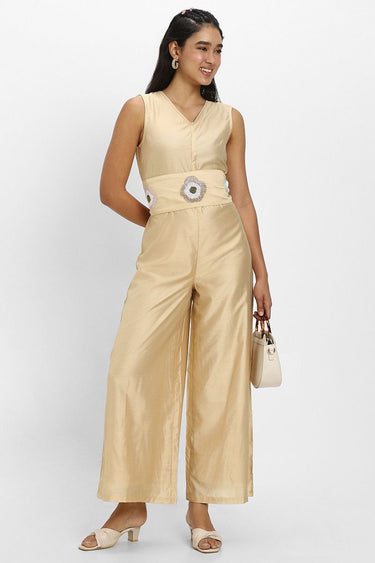 جمبسوت نسائي فاخر بدون أكمام بقصّة أرجل واسعة مع حزام مطرز بالخرز وتفاصيل ظهر مفتوح