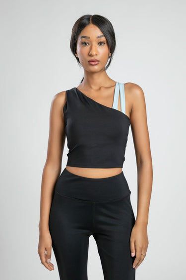 توب رياضي نسائي قصير بدون أكمام – بلون سادة مع حمالتين بلون متباين على جهة واحدة