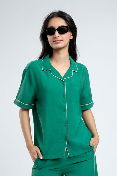 قميص نسائي بأكمام قصيرة وتفاصيل خطوط متباينة