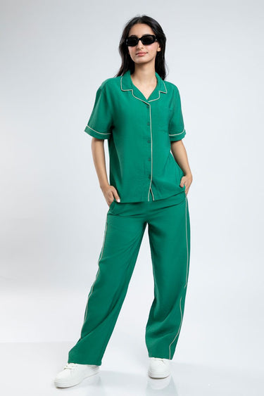 بنطلون نسائي واسع الأرجل بقصة انسيابية وخطوط متباينة على الجانبين