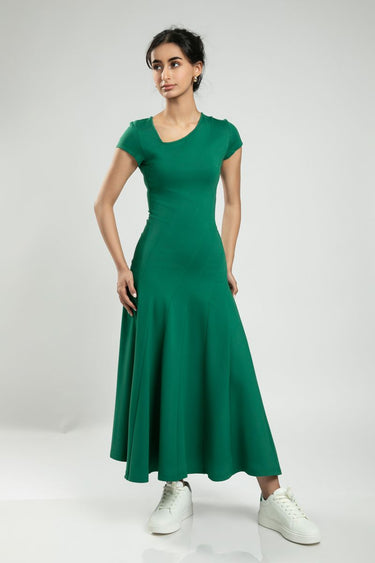 فستان نسائي انسيابي بأكمام قصيرة وقصة طويلة