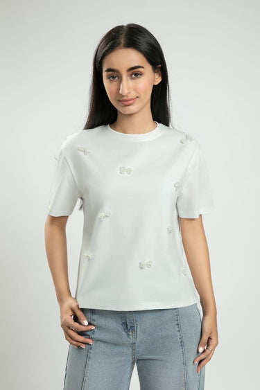 تيشيرت نسائي بأكمام قصيرة – مزين بعقد خرز على شكل فيونكات