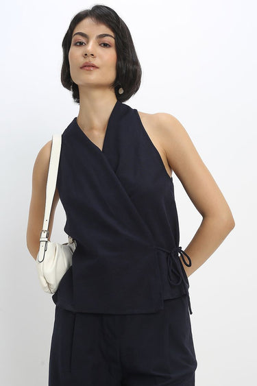 بلوزة نسائية بدون أكمام بقصة لفّ ورباط جانبي – بأسلوب رسمي أنيق