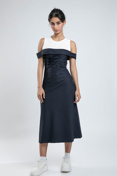 فستان ميدي بكتف مكشوف وتفاصيل طيات أمامية