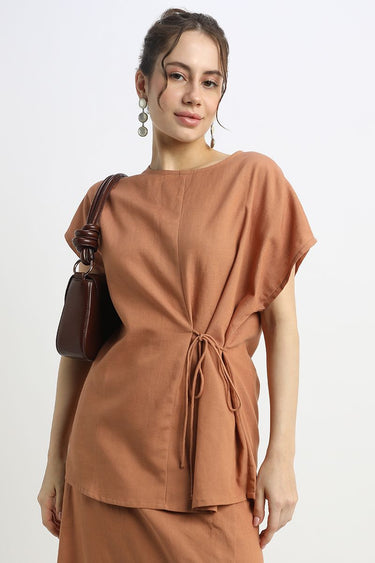 بلوزة نسائية بأكمام قصيرة – لون موحد مع رباط أمامي