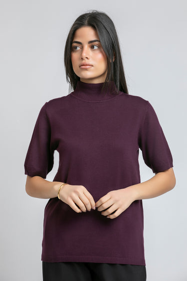 توب بياقة عالية وأكمام قصيرة