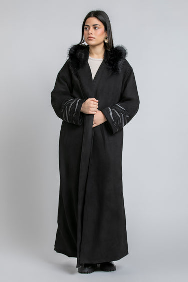 فروة طويلة بقبعة وتفاصيل فرو