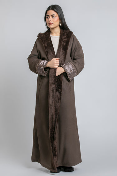 فروة طويلة بقبعة وتفاصيل فرو