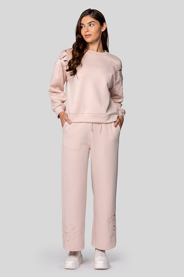 بنطلون واسع مطرز بتفاصيل على الأطراف