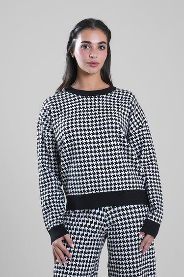 كنزة محبوكة بنقشة متباينة وأكمام طويلة