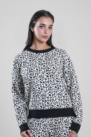 كنزة محبوكة بنقشة حيوانية وأكمام طويلة