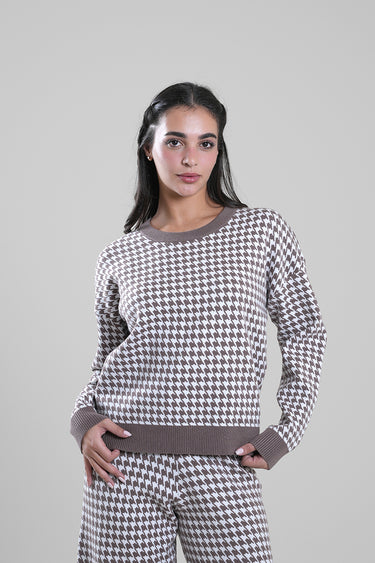 كنزة محبوكة بنقشة متباينة وأكمام طويلة