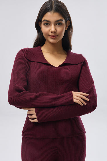 توب محبوك مضلع بياقة عريضة