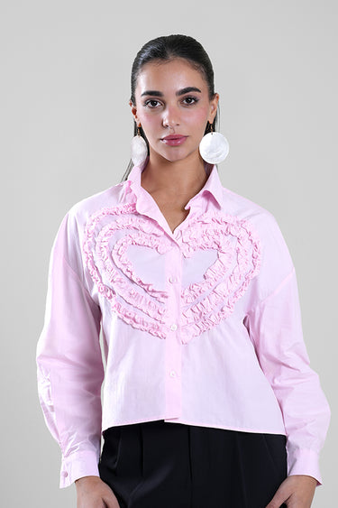 قميص بأزرار مع تفاصيل كشكش على شكل قلب