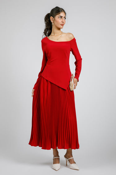 فستان بكتف مكشوف وتنورة بكسرات