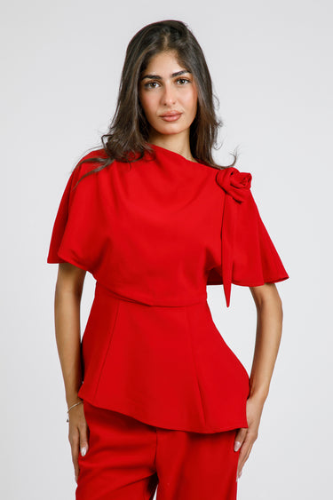 بلوزة بتصميم كاب وقصة محددة