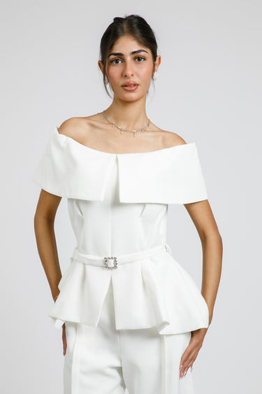 بلوزة بأكتاف مكشوفة مع حزام