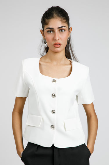 بلوزة بأكمام قصيرة وأزرار أمامية