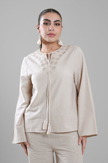 بلوزة نسائية مطرزة بأربطة عند الياقة