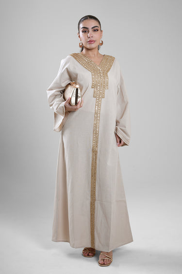 فستان نسائي طويل بتفاصيل مزخرفة