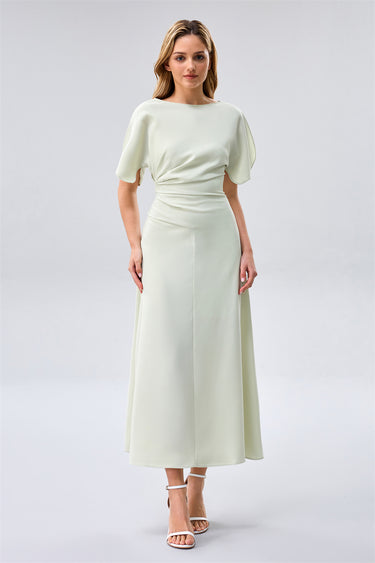 فستان بخصر مزموم وأكمام قصيرة