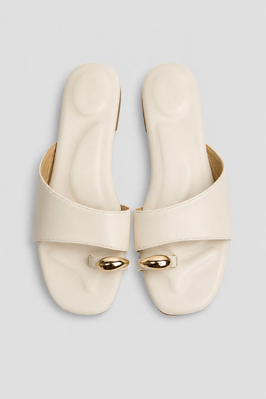 صندل فلات بتفصيل حلقة إصبع