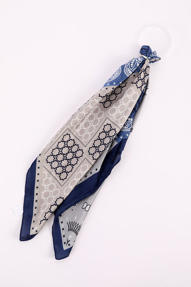 سكارف أنيق بنقوش هندسية مميزة