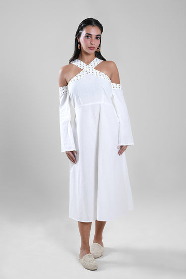 فستان بأكتاف مكشوفة وياقة متقاطعة