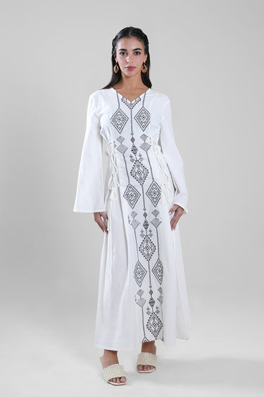 فستان بتطريز وتفاصيل ربط جانبية